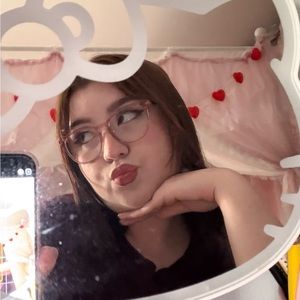 Meet your Posher, Rebeca